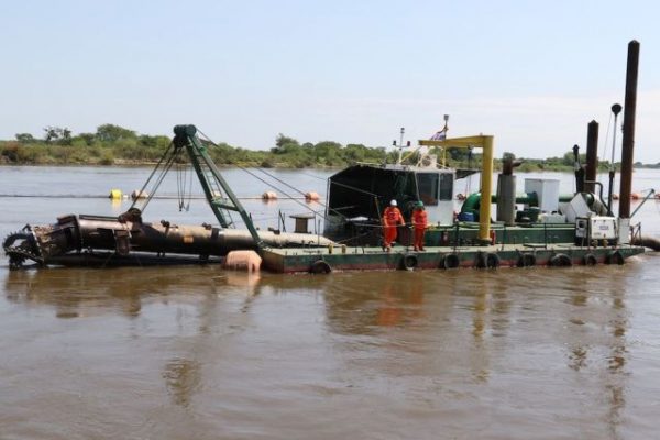 Draga de T&C Ingenieria encargada del Dragado del río Paraguay